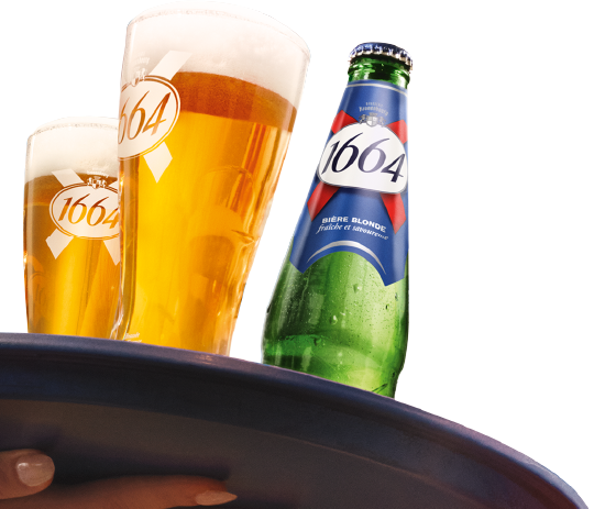 Plateau avec deux verres et une bouteille